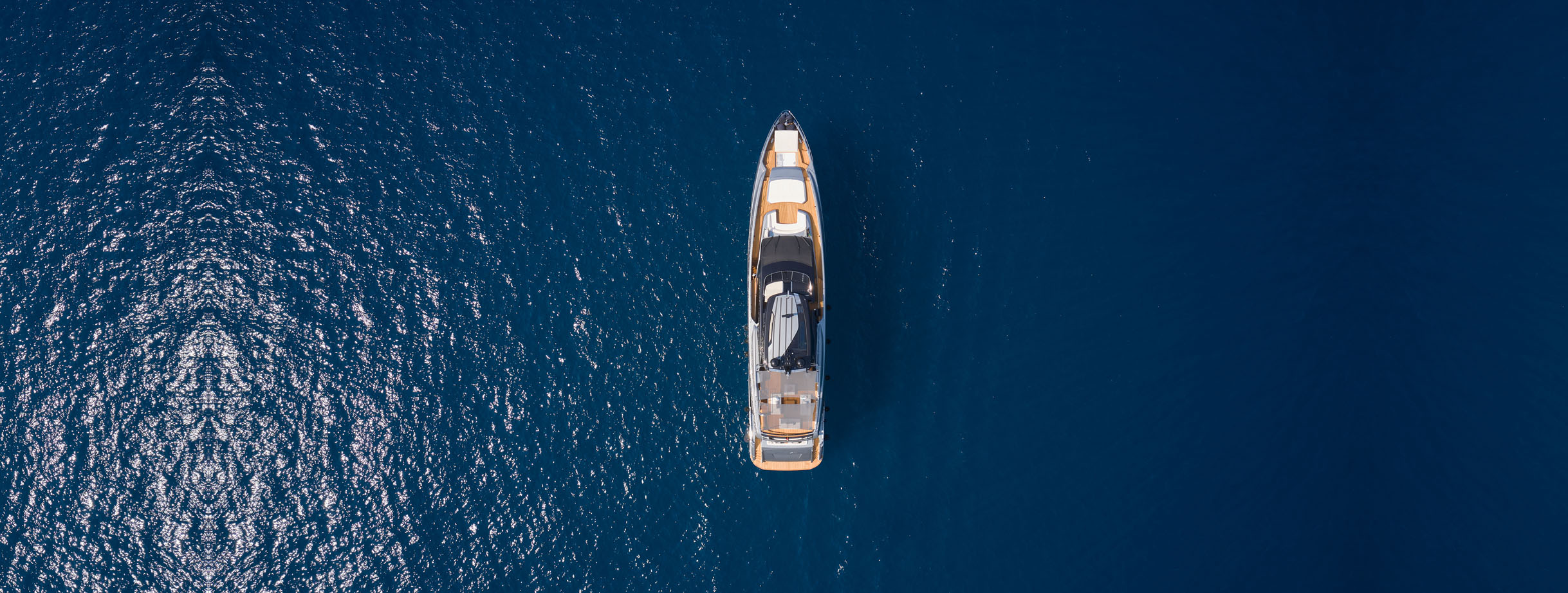 bateau vu du ciel sur mer bleue