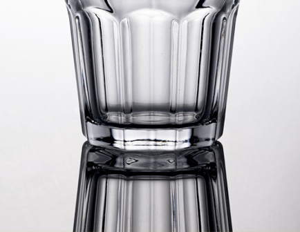 verre à eau vide en gros plan