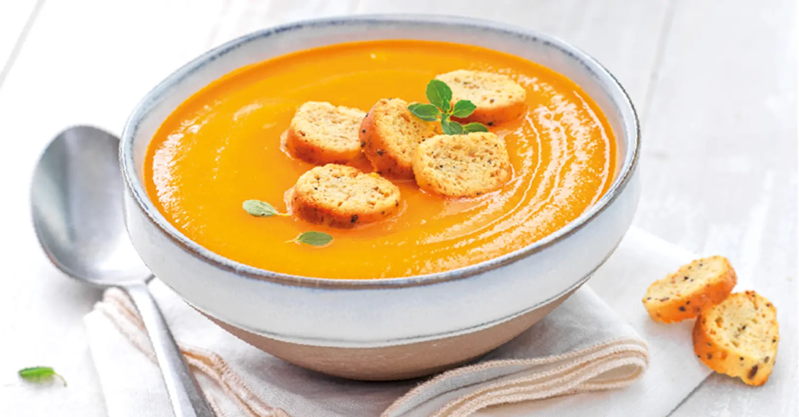 Bol de soupe avec croutons